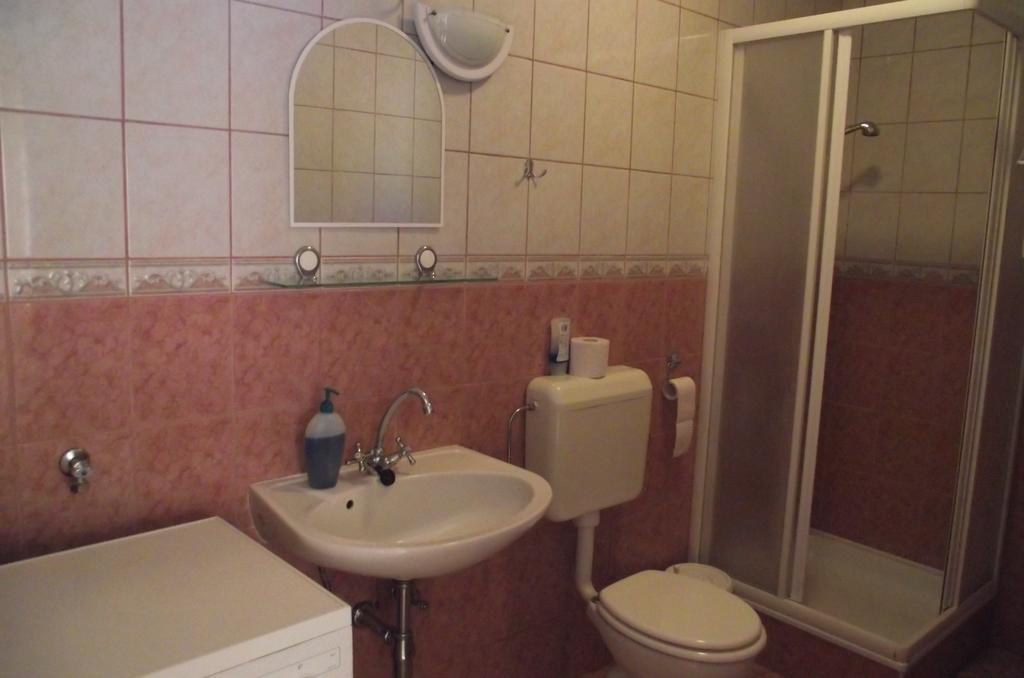Radek Vendeghaz Es Apartman Halászi エクステリア 写真