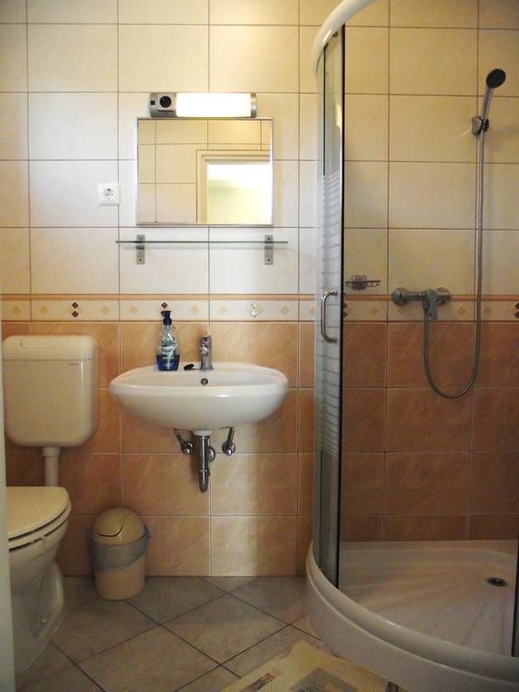 Radek Vendeghaz Es Apartman Halászi エクステリア 写真
