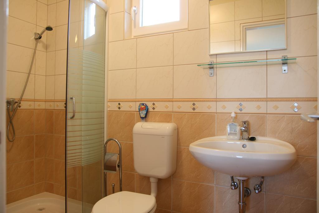 Radek Vendeghaz Es Apartman Halászi エクステリア 写真